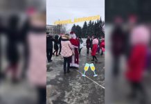 В Павлограде Дед Мороз… предложил девушке выйти замуж