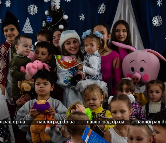 Детей из сложных семей поздравили с новогодними праздниками (ФОТО)