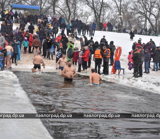 Крещение – 2019: для бодрости павлоградцы ныряют в прорубь (ФОТО и ВИДЕО)