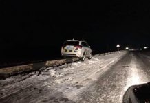 Под Павлоградом полицейский автомобиль застрял на отбойнике (ВИДЕО)