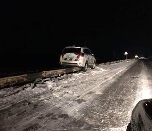 Под Павлоградом полицейский автомобиль застрял на отбойнике (ВИДЕО)