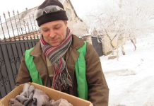 В Павлограде коммунальщики спасали новорожденных щенков, которых кто-то выбросил в мусорку