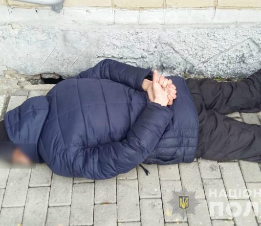 В Терновке магазинному грабителю не дали убежать