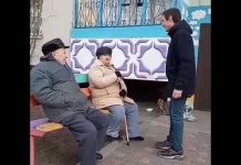 Неожиданная акция: студент раздал бабушкам шоколадки (ВИДЕО)