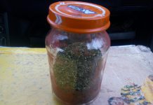 По Юрьевке разгуливал мужчина с банкой марихуаны