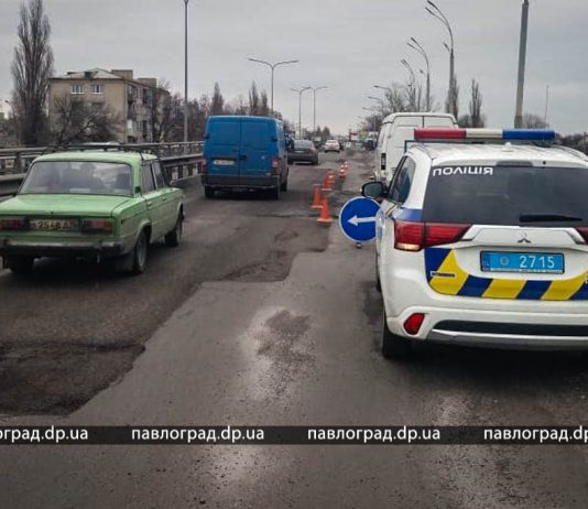 В Павлограде латают ямы на мосту через Волчью (ФОТО)