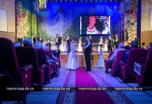 Женщин Павлограда поздравили с наступающим праздником (ФОТО)