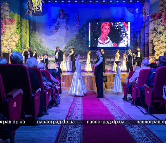 Женщин Павлограда поздравили с наступающим праздником (ФОТО)