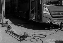 В Павлограде на мужчину упал автобус