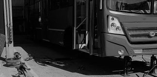 В Павлограде на мужчину упал автобус