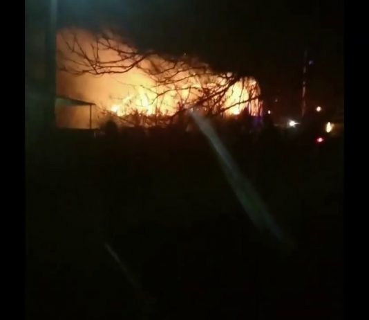 В Павлограде у пенсионерки сгорела крыша (ВИДЕО)