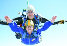 «Не падать духом! Лишь вперед!»: павлоградка Лидия Олефирова и в 80 лет прыгает с парашютом