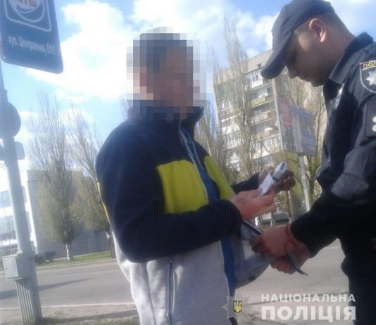 В Павлограде парень выхватил из рук мобильный телефон