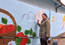 В Павлограде разрисовывают забор вдоль храма (ФОТО и ВИДЕО)