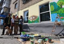 На Детской библиотеке рисуют новый мурал — экологический (ФОТО И ВИДЕО)