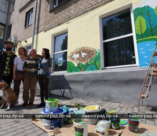 На Детской библиотеке рисуют новый мурал — экологический (ФОТО И ВИДЕО)