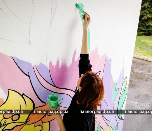 Фасад родильного дома в Павлограде украсит мурал (ФОТО и ВИДЕО)