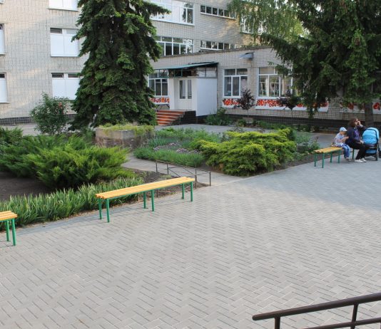 В Павлограде благоустроили двор одной из школ (ФОТО)