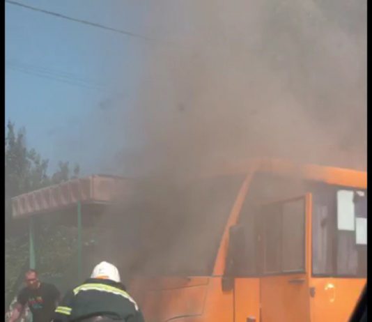 В Павлограде на остановке загорелся автобус (ДОБАВЛЕНО ВИДЕО)