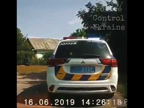 На Днепропетровщине накажут полицейских, выбросивших мусор из окна машины (ВИДЕО)