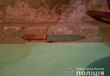 Павлоградец ударил знакомого ножом в живот