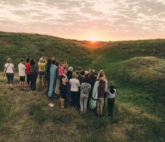 Люди со всей Украины приехали на Мавринский майдан встречать рассвет (ФОТО и ВИДЕО)