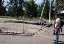 В Павлограде житель многоэтажки самовольно поставил шлагбаум