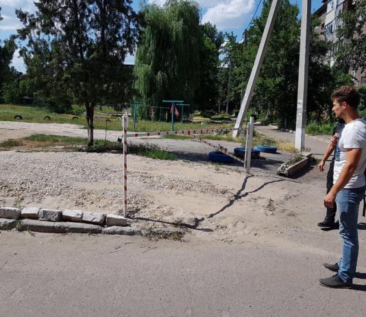 В Павлограде житель многоэтажки самовольно поставил шлагбаум