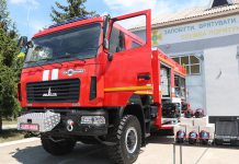 Павлоградским спасателям вручили новую пожарную машину