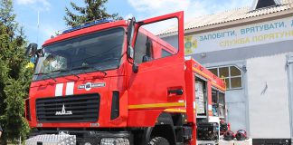 Павлоградским спасателям вручили новую пожарную машину