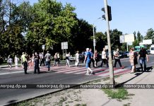 В Павлограде жители многоэтажки, отключенной от газа, перекрывали трассу