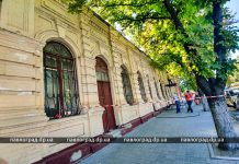 В Павлограде ремонтируют фасад старого здания на Центральной