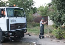 На ул. Озерная чистят ливнёвки, засыпанные больше 30 лет назад