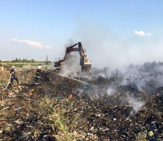 Возле Першотравенска горела стихийная свалка (ВИДЕО)