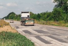 Журналисты запечатлели плачевное состояние дороги Днепр-Павлоград