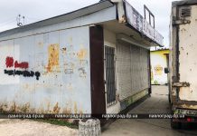 В Павлограде пытаются демонтировать пивной ларёк