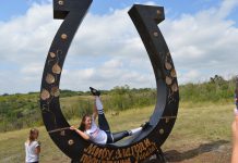 На Петропавловщине установили самую большую в Украине металлическую подкову