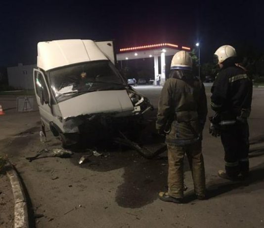 В Павлограде спасатели не допустили возгорания автомобиля-участника ДТП