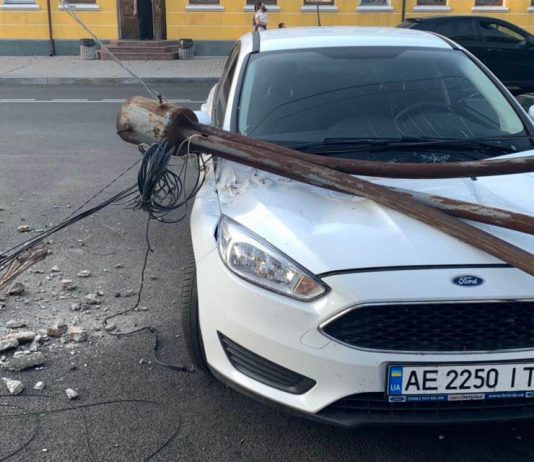 В центре Павлограда столбы и ветка рухнули на машины (ФОТО и ВИДЕО)