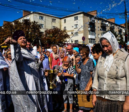 Павлоградцы прошлись крестным ходом по центральным улицам города (ФОТО)