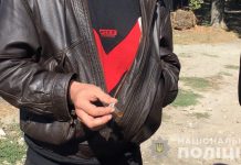 В Павлограде возле стадиона задержали нескольких подозреваемых в хранении наркотиков