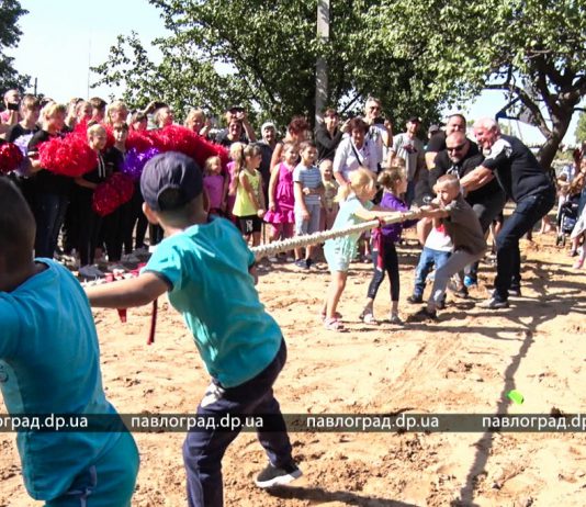 В Павлограде при участии стронгмена Вирастюка открыли детскую площадку