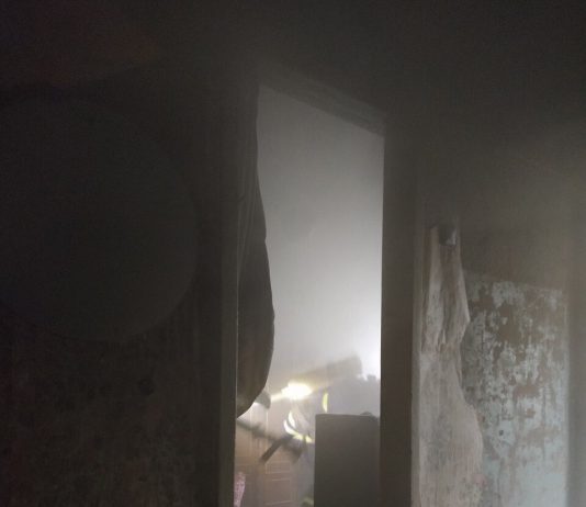 В Першотравенске во время пожара спасли трех людей