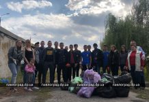 В Павлограде молодежь убирала берег Волчьей (ФОТО и ВИДЕО)