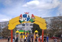 В Павлограде школьники-вандалы начали ломать новую детскую площадку