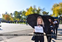 Марш под черными зонтами: десятки павлоградцев выступили против торговли людьми (ФОТО)