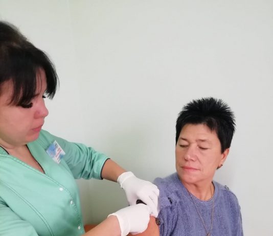 В Павлограде врач своим примером призвала вакцинироваться от дифтерии