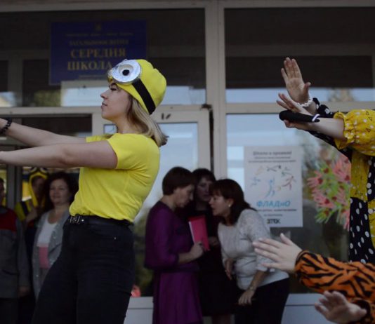 Во флешмобе, посвященном юбилею школы №1, приняли участие сотни детей (ВИДЕО)