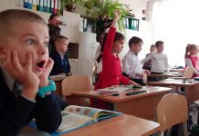 Презентация гимна школы, «срыв уроков» и подарки — школа №1 начала отмечать юбилей (ВИДЕО)