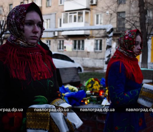 Павлоградцы зажгли свечи в память о жертвах Голодомора (ФОТО)